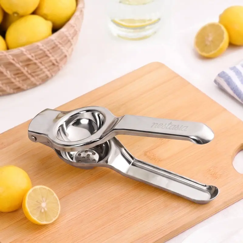 2-In-1 Lemon Squeezer With Integrated Bottle Opener 1