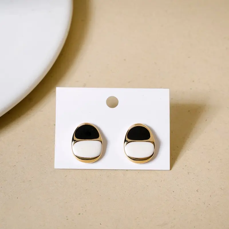 Black-And-White Egg-Shaped Contrast Stud Earrings 1
