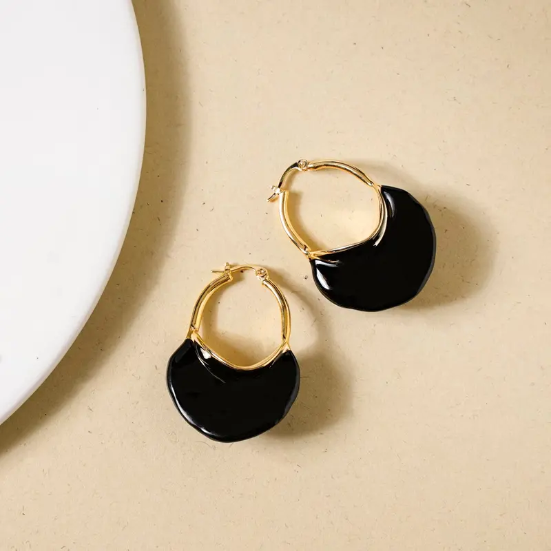 Black Sculpted Arc Hoop Earrings – Minimalist Metallic Finish 1