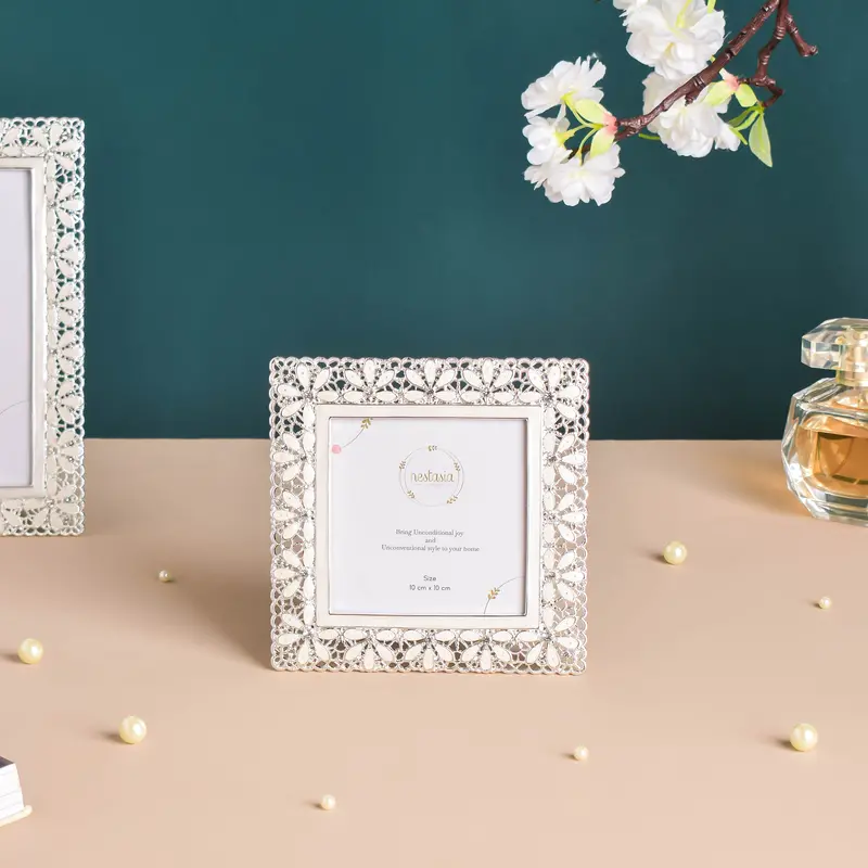 Compact Daisy-Design Photo Frame 1
