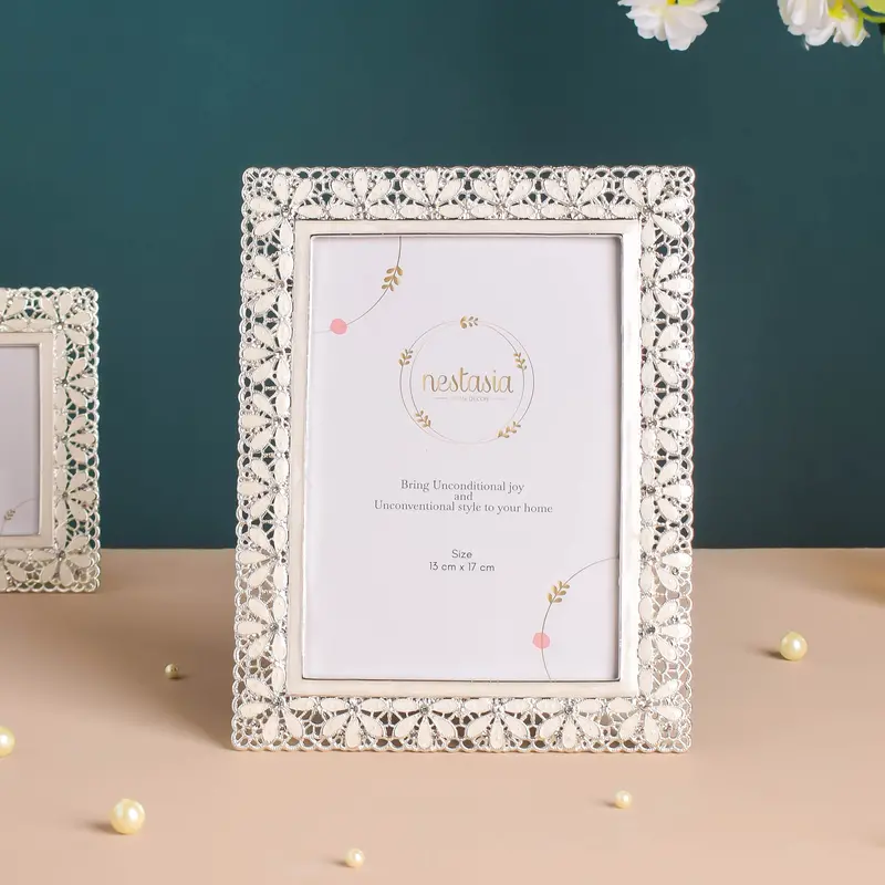 Daisy-Embellished 13X18Cm Photo Frame 1
