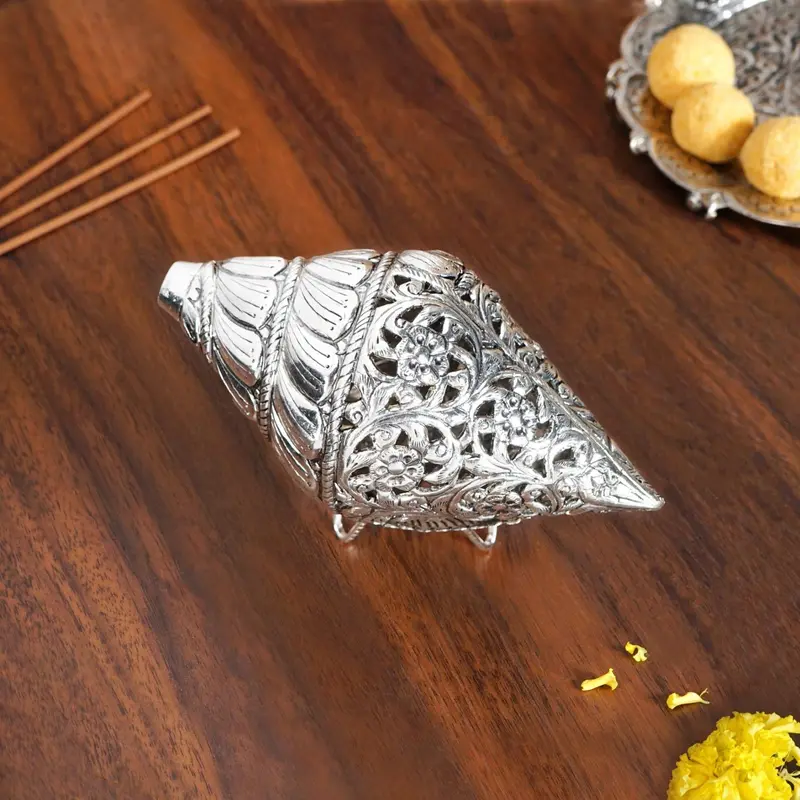 Dakshinavarti Shankh In Brass With Floral Embellishment & Stand 1