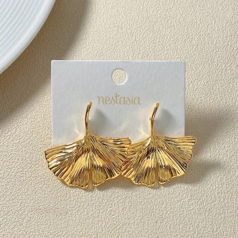 Ginkgo Leaf Gold Earrings – Nature-Inspired Design 1