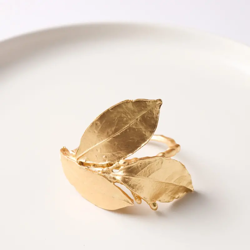 Gold-Finished Serviette Ring – Stylish Linen Accessory 1