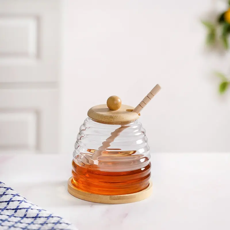 Hive-Style Glass Honey Jar Set – Includes Wooden Dipper, Lid & Serving Tray (480Ml) 1