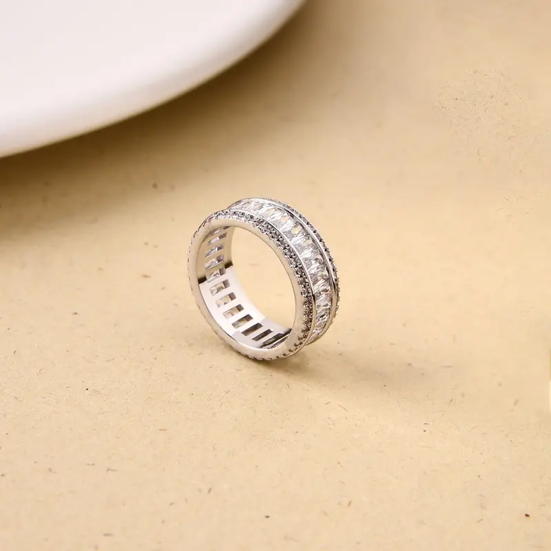 Luminous Cascade Silver Band Ring — Fluid Light Effect 1