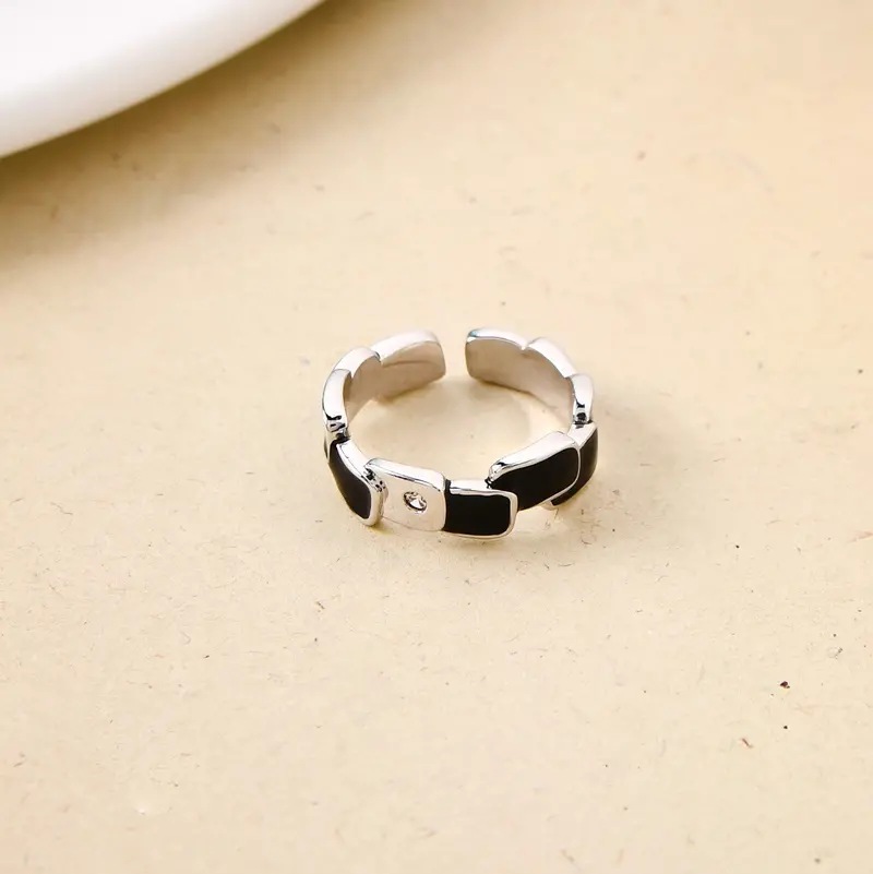 Overlapping Black Tile Pattern Ring In Matte Silver 1