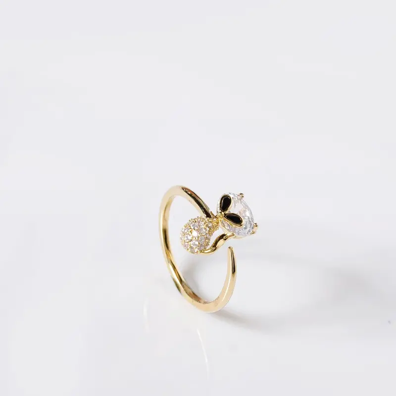 Playful Whiskers-Themed Gold Band Ring 1