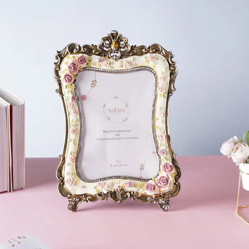 Vintage-Inspired Floral Photo Frame – Antique-Style Display Piece 1