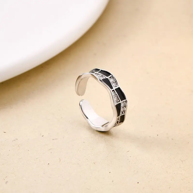 Wavy Checkered Glamour Ring In Brushed Silver 1
