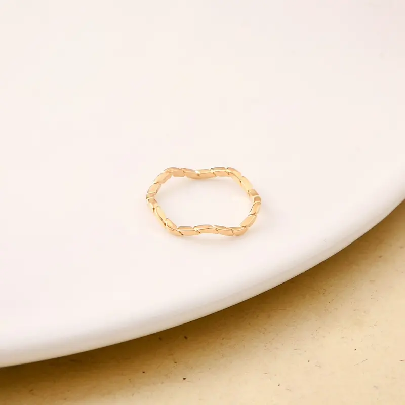 Wavy Minimalist Gold Ring 1